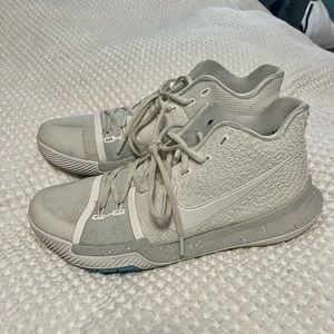 NIKE Kyrie Irving Azurie Elizabeth White Mens Shoes